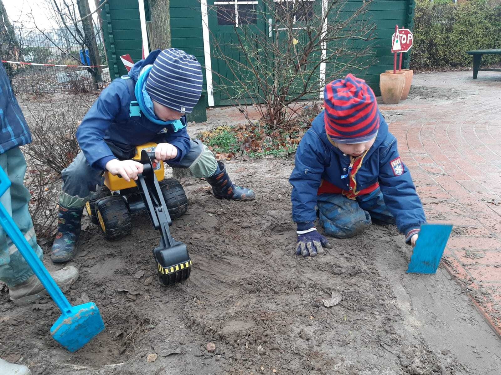 Bild: Kinder draußen beim spielen