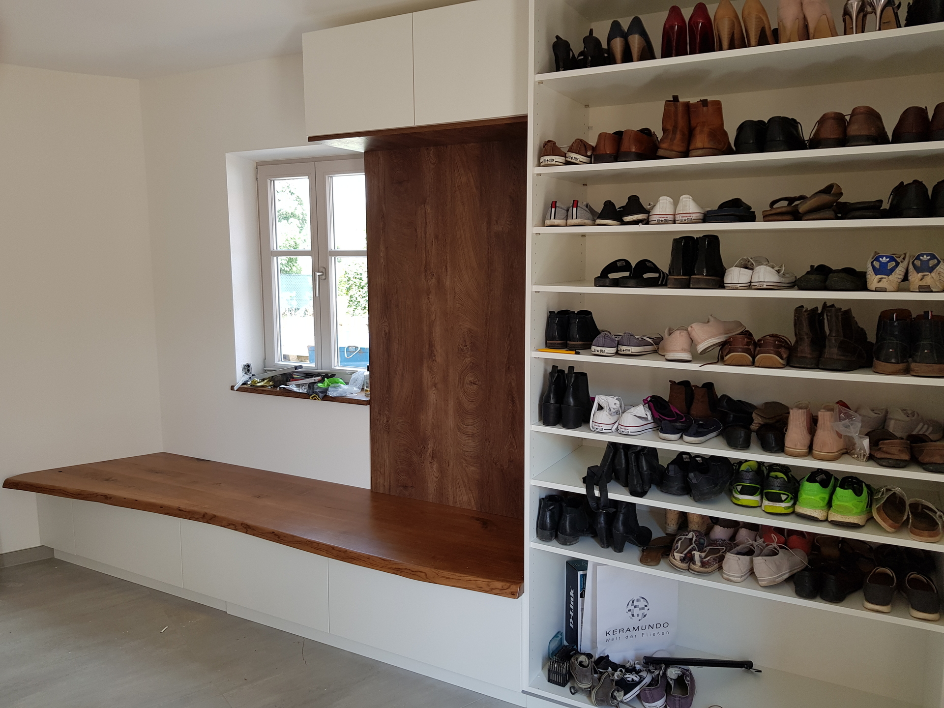 Bild: Garderobe mit Schuhschrank mit massiver gebeizter Echtholz Eichensitzplatte