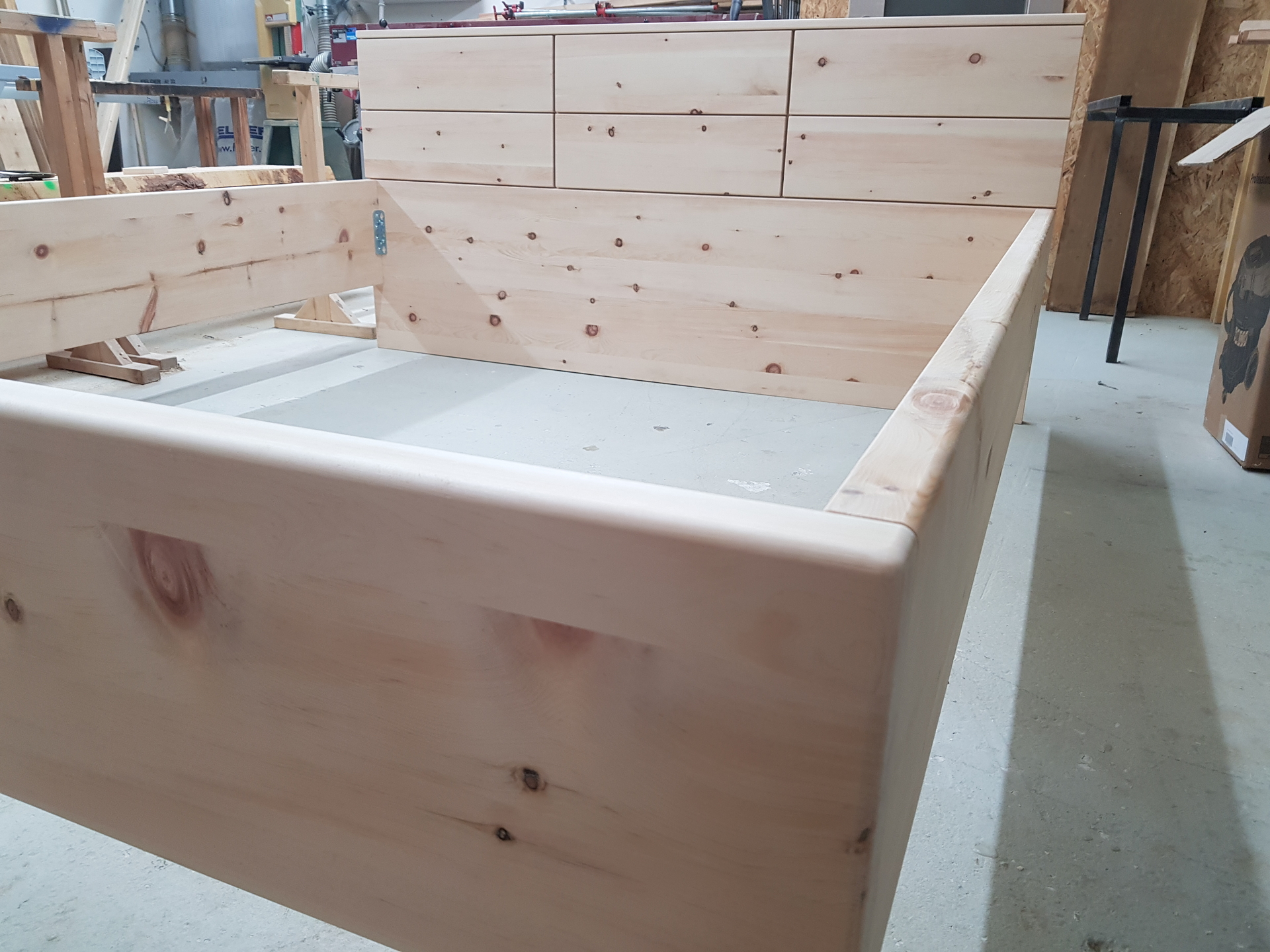 Bild: Doppelbett, aus Zirbenholz