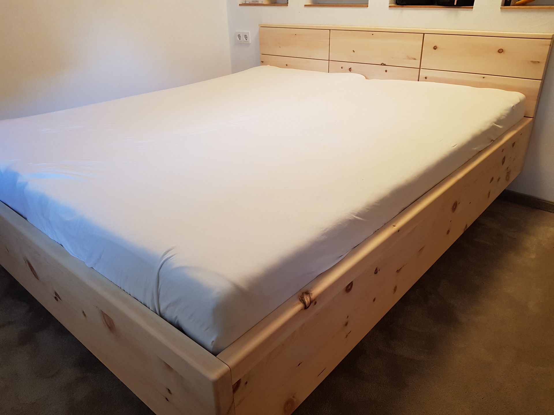 Bild: Bett aus Zirbenholz