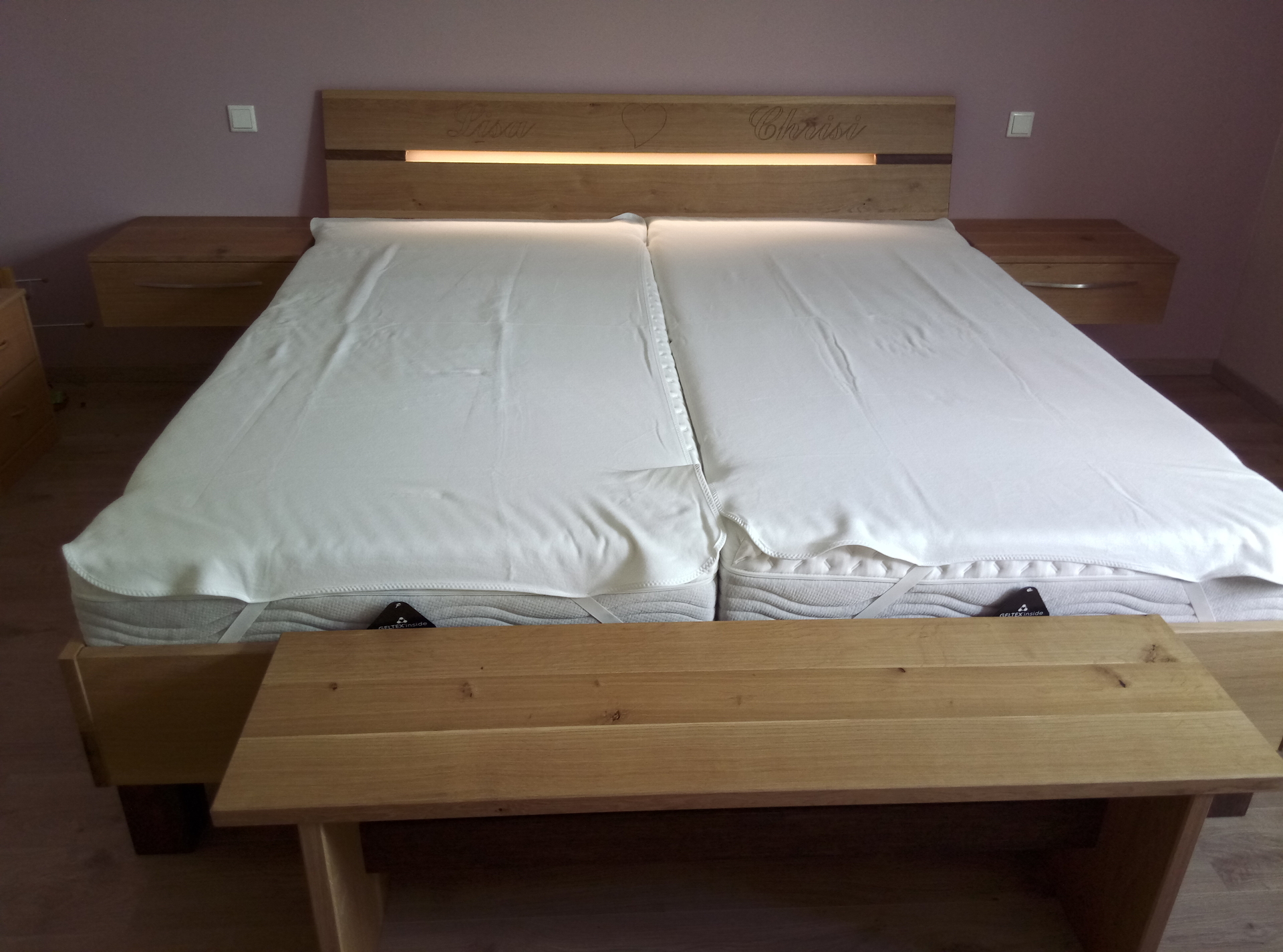 Bild: Doppelbett aus massiver Eiche