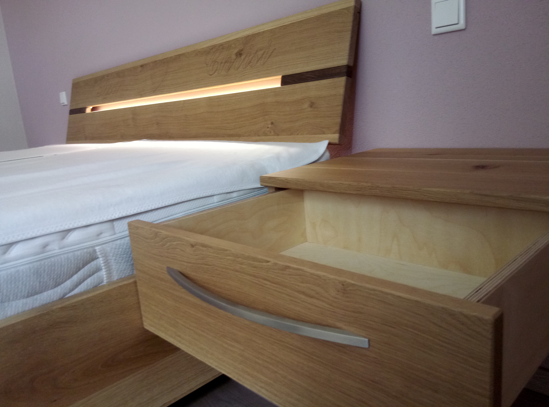 Bild: Bett aus Eiche mit Nachkästchen