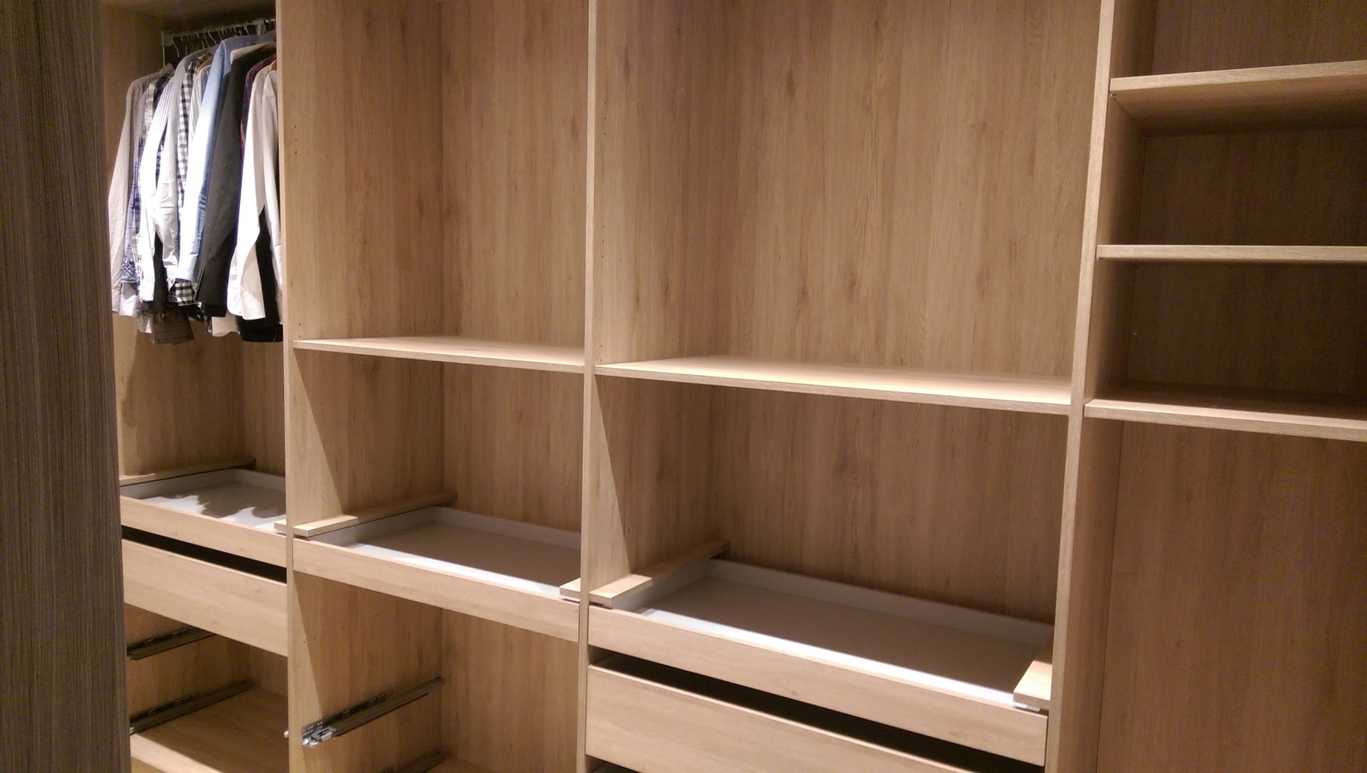Bild: Kleiderschrank_2