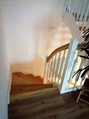 Vorschaubild: Eingestemmte Treppe mit weiße Wangen, Stufen und Handlauf in Esche lackiert