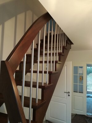 Vorschaubild: aufgesattelte Treppe in Buche gebeizt mit Sprossen aus Edelstahl