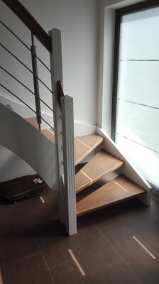 Vorschaubild: eingestemmte Treppe mit Relinggeländer, Stufen und Handlauf gebeizt