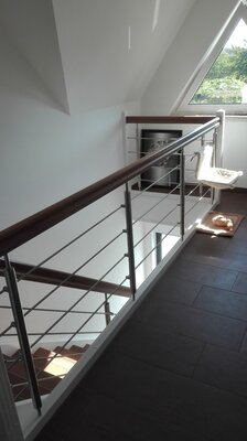 Vorschaubild: eingestemmte Treppe mit Relinggeländer, Stufen und Handlauf gebeizt