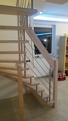 Vorschaubild: Freitragende Treppe mit eingestemmter Wange, Esche weiß gebeizt (weißer Doktor), Relinggeländer