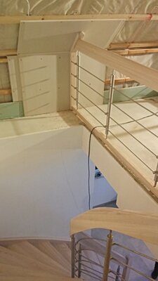 Vorschaubild: Freitragende Treppe mit eingestemmter Wange, Esche weiß gebeizt (weißer Doktor), Relinggeländer