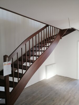 Vorschaubild: eingestemmte Treppe, Stufen und Handlauf in Buche gebeizt