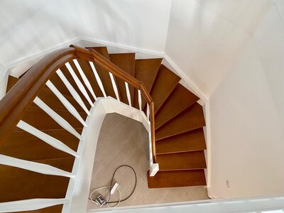 Vorschaubild: eingestemmte Treppe, Stufen und Handlauf in Buche gebeizt, Wange und Sprossen weiß