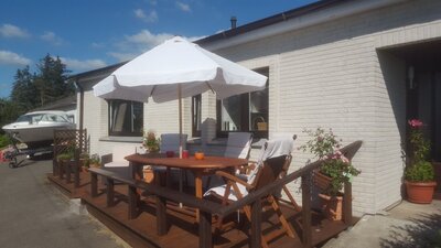 Foto: Terrasse vor dem Haus (Bild vergrößern)