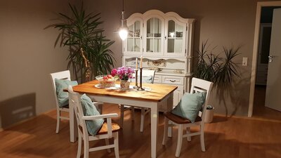 Foto: Dining table (Bild vergrößern)