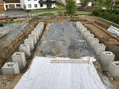 Vorschaubild: DH 2020-05: Die Fundamente für die Dorfscheune sind gesetzt.