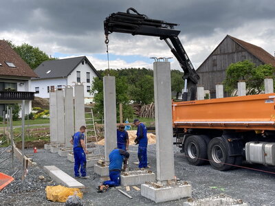 Vorschaubild: DH 2020-05: Die Betonpfeiler für die Dorfscheune werden gesetzt.