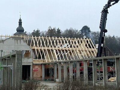 Vorschaubild: DH 2020-12: Mit dem Dachstuhl fürs Dorfhaus wurde begonnen.