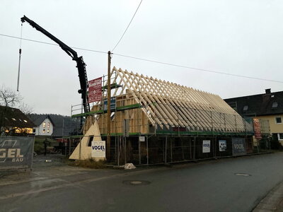 Vorschaubild: DH 2020-12: Der Dachstuhl fürs Dorfhaus ist aufgerichtet.