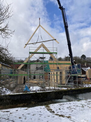 Vorschaubild: DH 2021-02: Mit dem Dachstuhl für die Dorfscheune wurde begonnen.