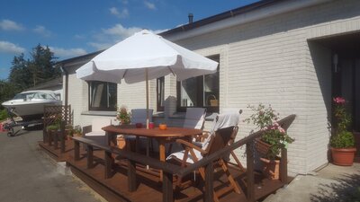Foto: Terrasse foran huset (Bild vergrößern)