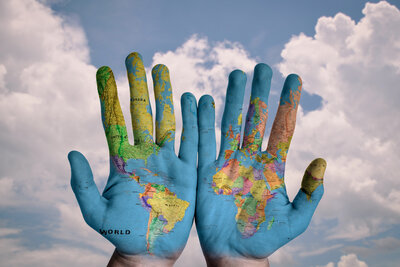 Vorschaubild: Hände mit Weltkarte