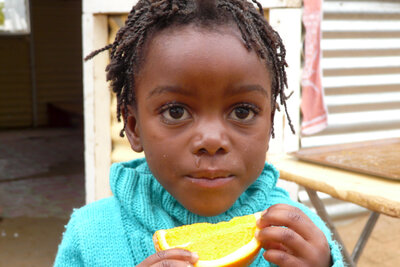Vorschaubild: kleines Mädchen isst Orange