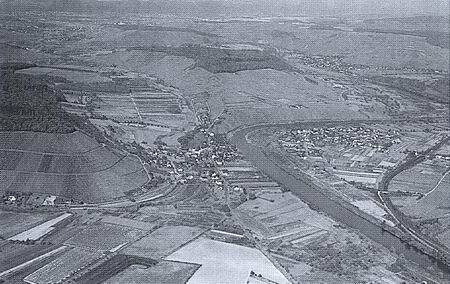 Bild: Die noch unberührte Saar vor ihrer Kanalisierung (Luftbild von 1978)