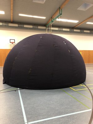 Vorschaubild: Pop up Planetarium mit Platz für bis zu 30 Schüler und Schülerinnen.