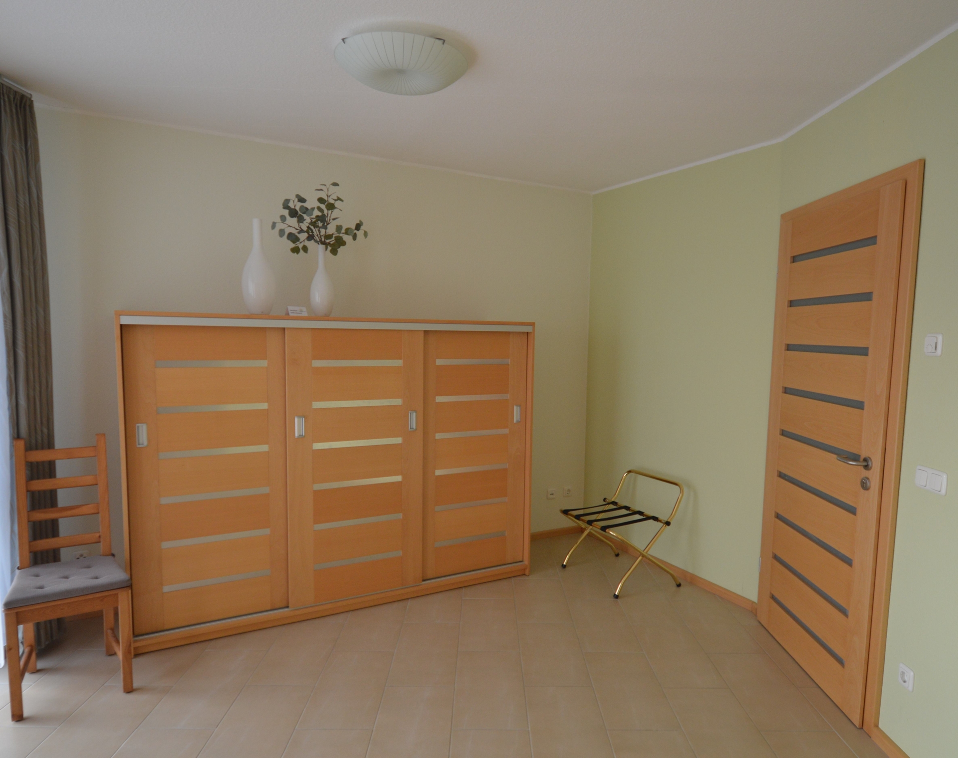 Gegen&uuml;ber den Betten im Schlaf- oder Kinderzimmer steht ein Kleiderschrank.  (Bild vergrößern)