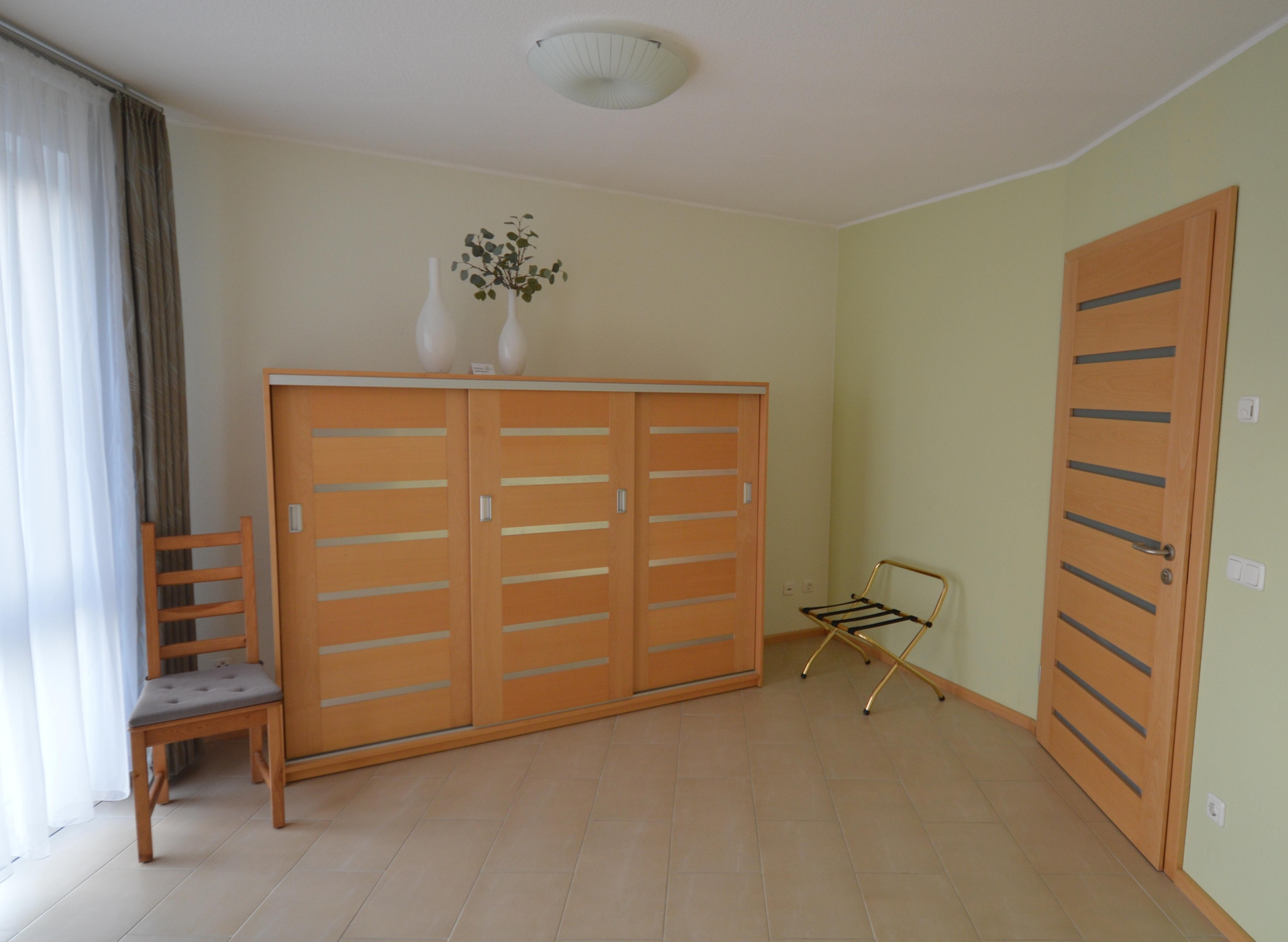 Im Schlaf- oder Kinderzimmer steht ein Kleiderschrank gegen&uuml;ber den Betten.  (Bild vergr&ouml;&szlig;ern)