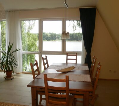 Vorschaubild: From the large dining table you can look far over the lake and experience the very beautiful view over the lake in any weather.