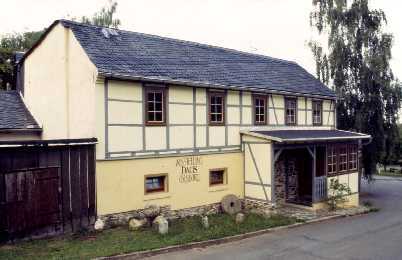 Bild: Das kleine Museum zur Wysburg ist  im „Haus Wysburg“ in Weisbach untergebracht.