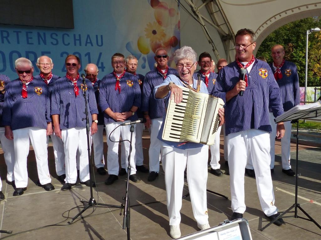 Bild: Unsere verstorbene Helga Mönnich am Akkordeon