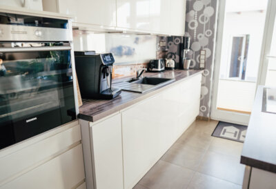Vorschaubild: Küche mit Kaffeevollautomat und Induktionsherd.