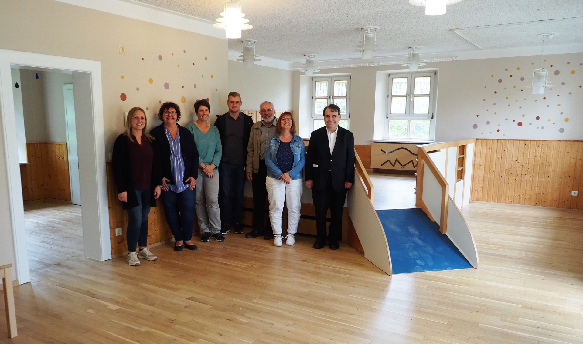 Den fr&uuml;heren Kindergarten-Gruppenraum baute die Pfarrkirchenstiftung zum zweiten Raum f&uuml;r eine Kinderkrippe um. Von links: Nicole Ernst, Angelika Leitermann, Regina Brandl, Lucas Bachl, Anton Kufner, Rosemarie Artmann und Pfarrer Josef Gallmeier. 