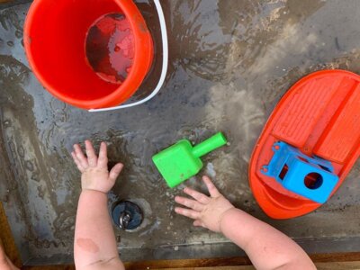 Vorschaubild: Auf unserem Spielplatz matschen.