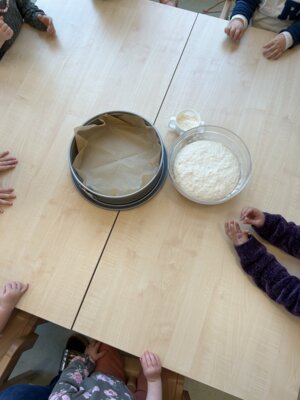 Vorschaubild: Zusammen wird ein Zupfbrot gebacken.