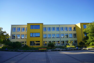 Vorschaubild: Außenansicht des Schulgebäudes aus südlicher Sicht