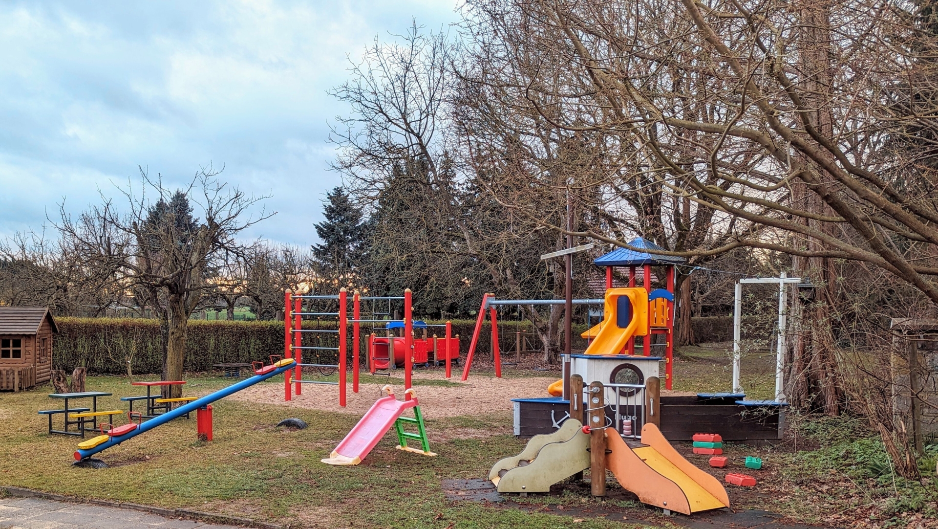 Spielplatz Innenhof  (Bild vergr&ouml;&szlig;ern)