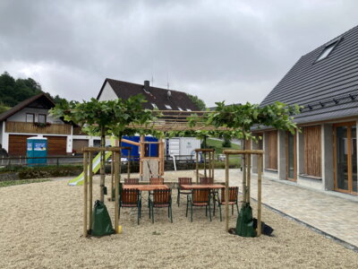 Vorschaubild: DPl 2024-08-01: Die Dorflaube / Biergarten ist fertig.