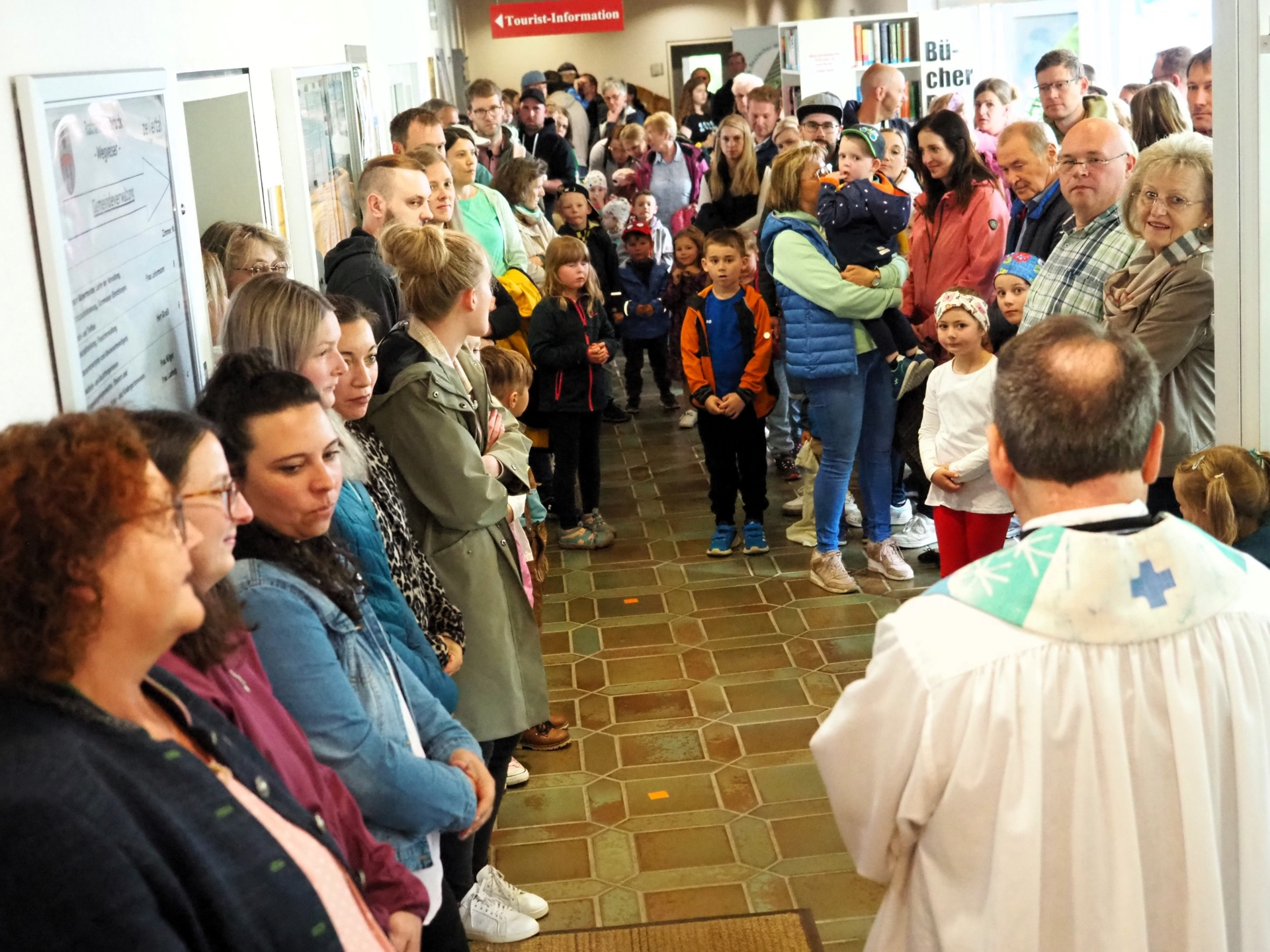 Bild: Das Rathaus-Foyer war proppenvoll mit kleinen und großen Besuchern beim Tag der offenen Tür am vergangenen Freitagnachmittag.