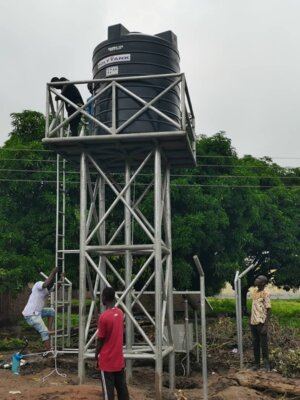 Vorschaubild: Sockel aus Metall mit Wasserbehälter