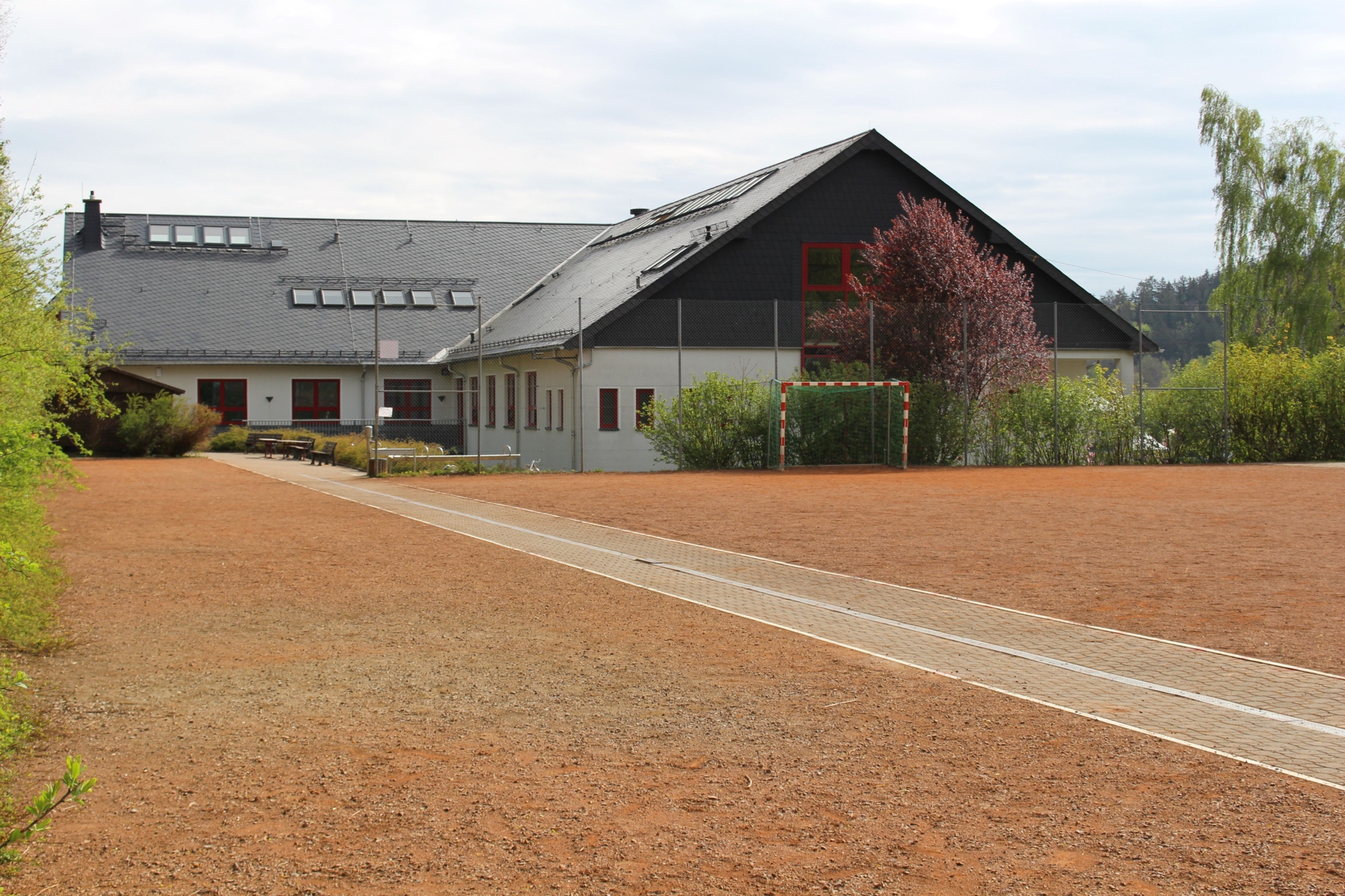 Bild: Ansicht Schule vom Sportplatz