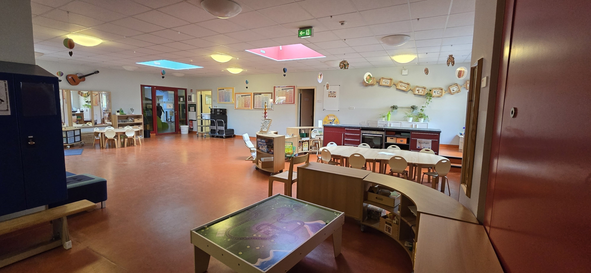 Bild: große Halle mit Kinderküche
