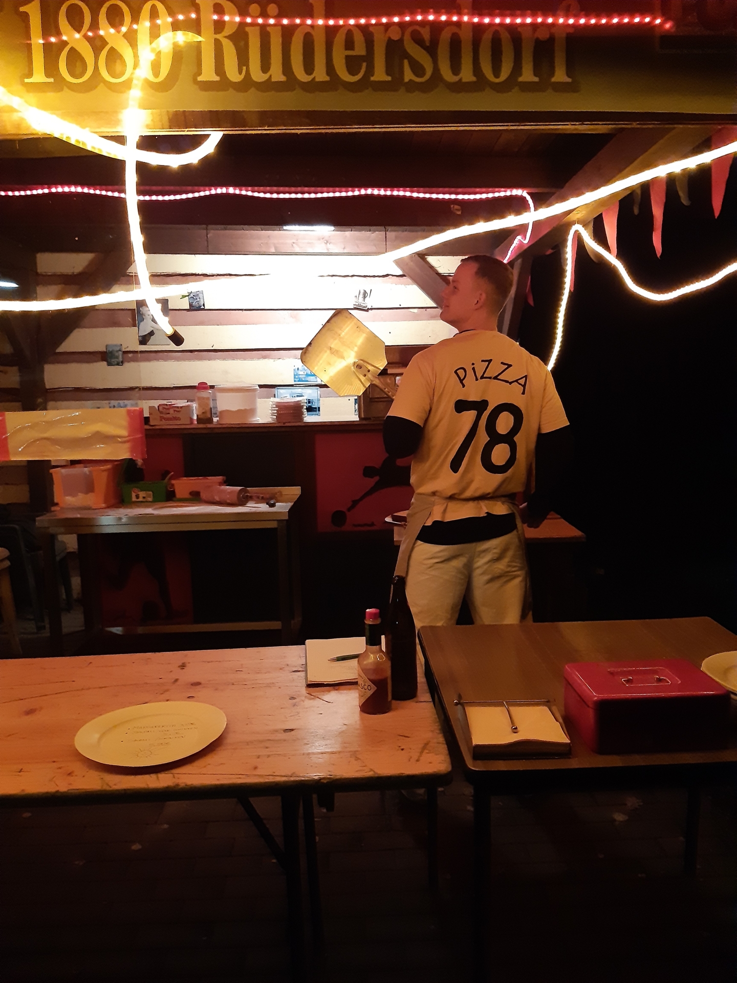 Mit den Pizzamobil bis in die Nacht  (Bild vergr&ouml;&szlig;ern)