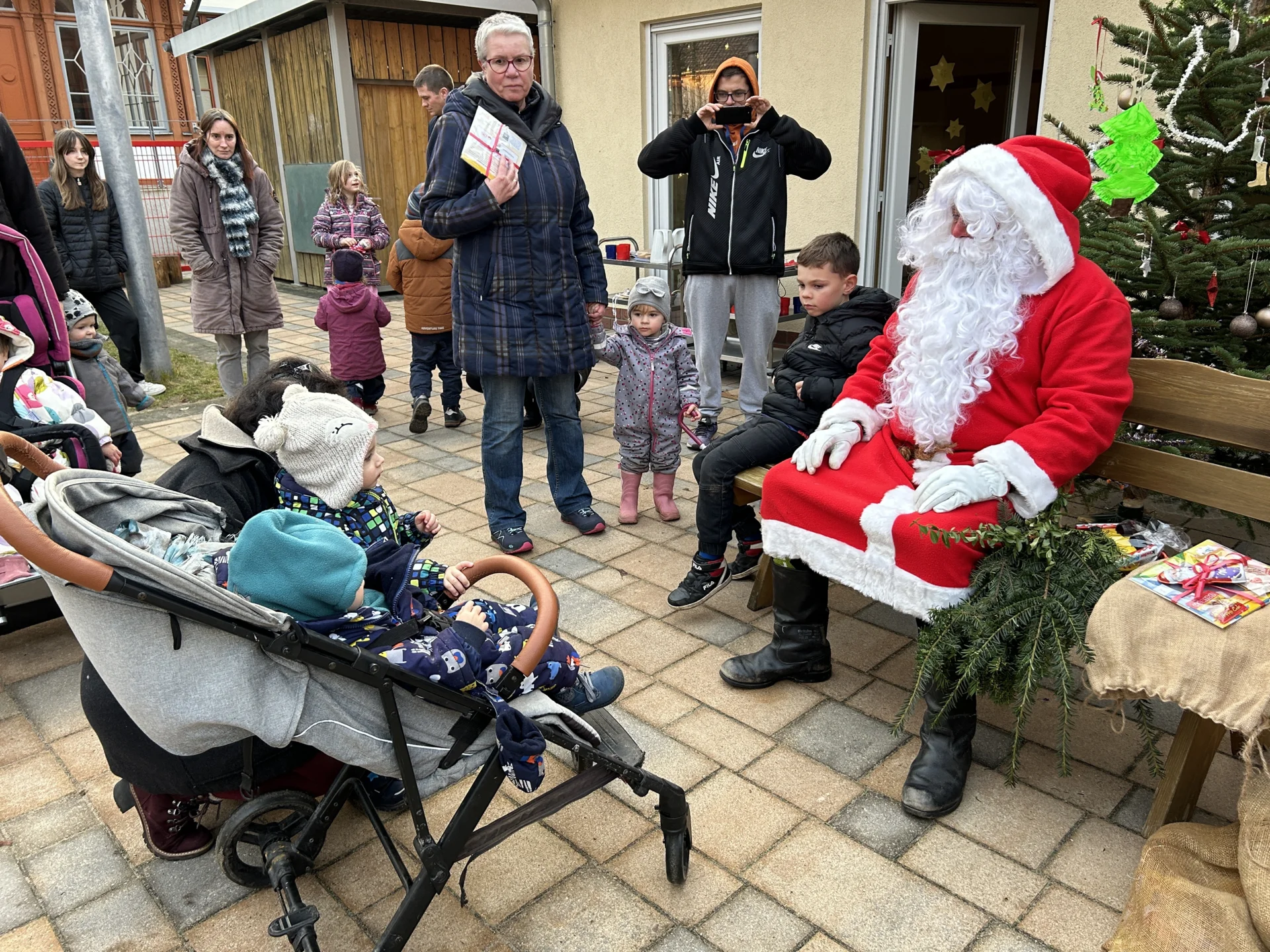 Hoher Besuch vom Weihnachtsmann  (Bild vergr&ouml;&szlig;ern)