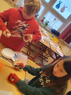 Vorschaubild: Ei mit Klebeband umwickeln und dann mittig trennen.