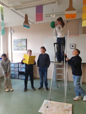Vorschaubild: Und dann testete jede Gruppe ihre Eierflugmaschine
