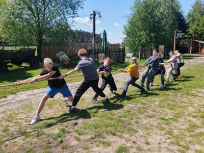 Vorschaubild: Tauziehen Jungen gegen Mädchen