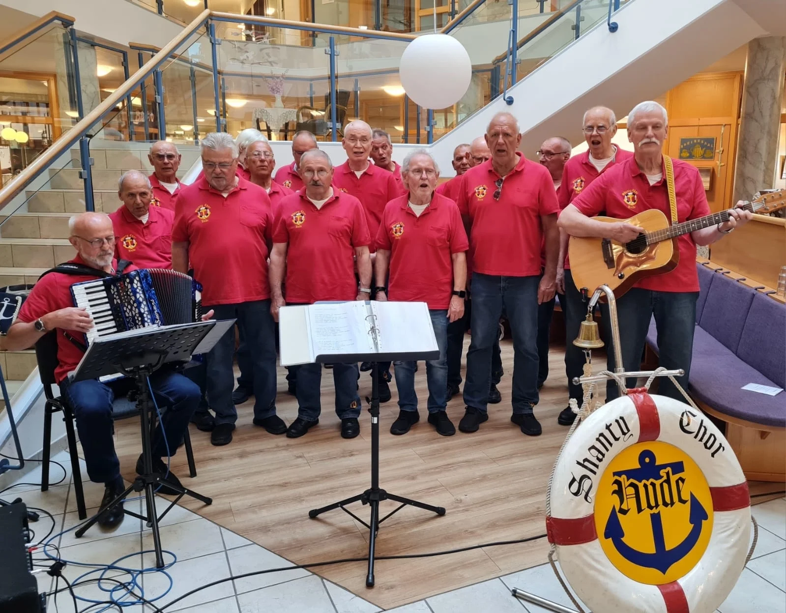 Bild: 20.08.2025 Baumpflanz Challenge bei Seniorenzentrum Hude, anschließend Auftritt