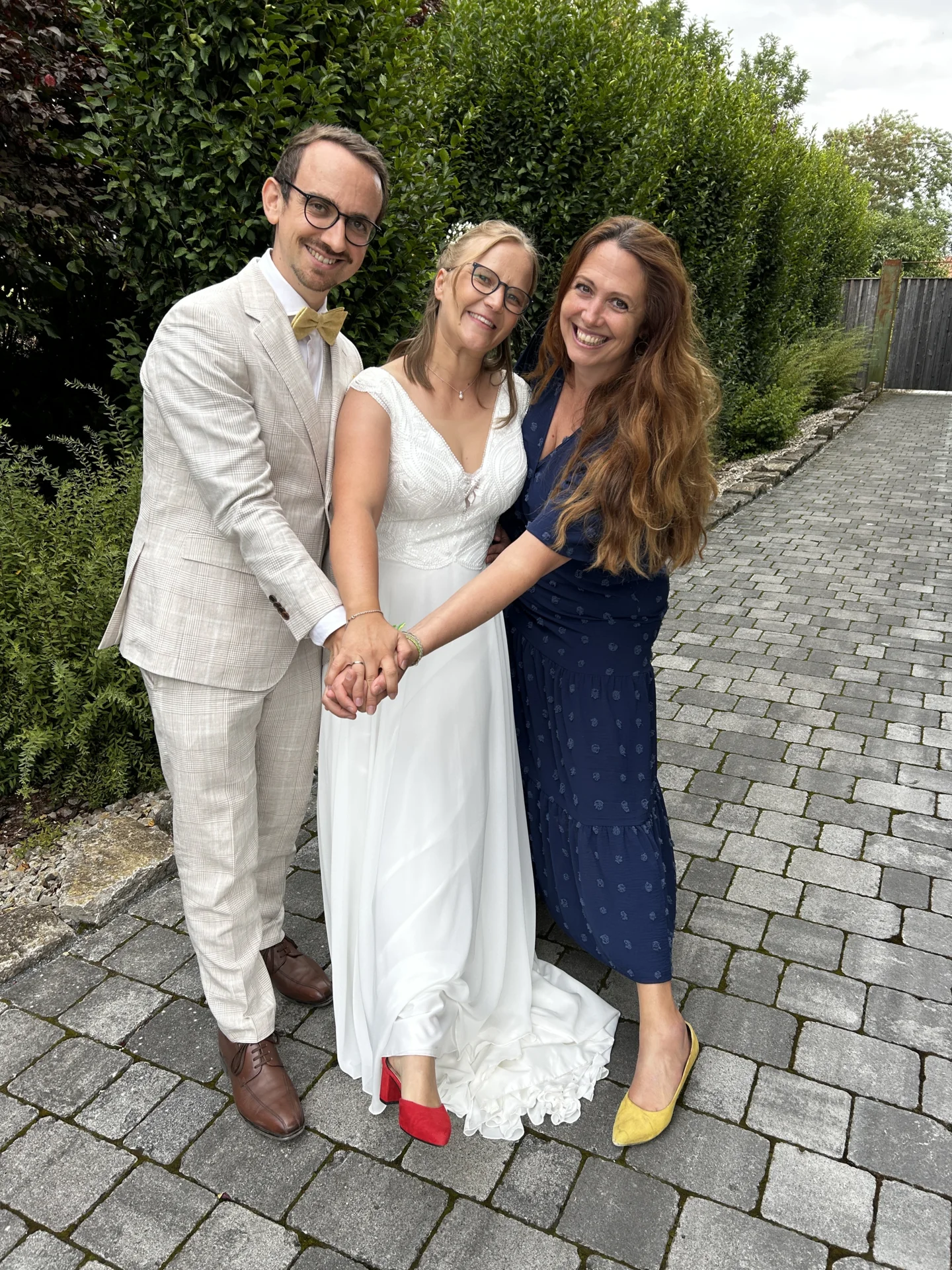 Traurednerin Claudia Finger-Erben - mit Brautpaar nach der freien Trauung  (Bild vergr&ouml;&szlig;ern)